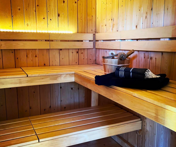 Blick in die Sauna des Private Spa auf dem Landgut Pfauenhof in der Eifel