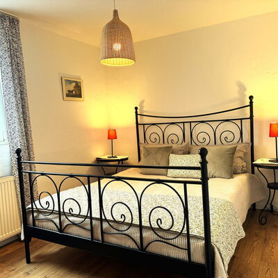 Blick in das Elternschlafzimmer der Ferienwohnung Wildrose auf dem Landgut Pfauenhof in der Eifel