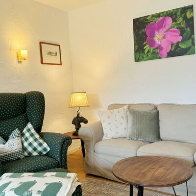 Blick in das Wohnzimmer der Ferienwohnung Wildrose auf dem Landgut Pfauenhof in der Eifel