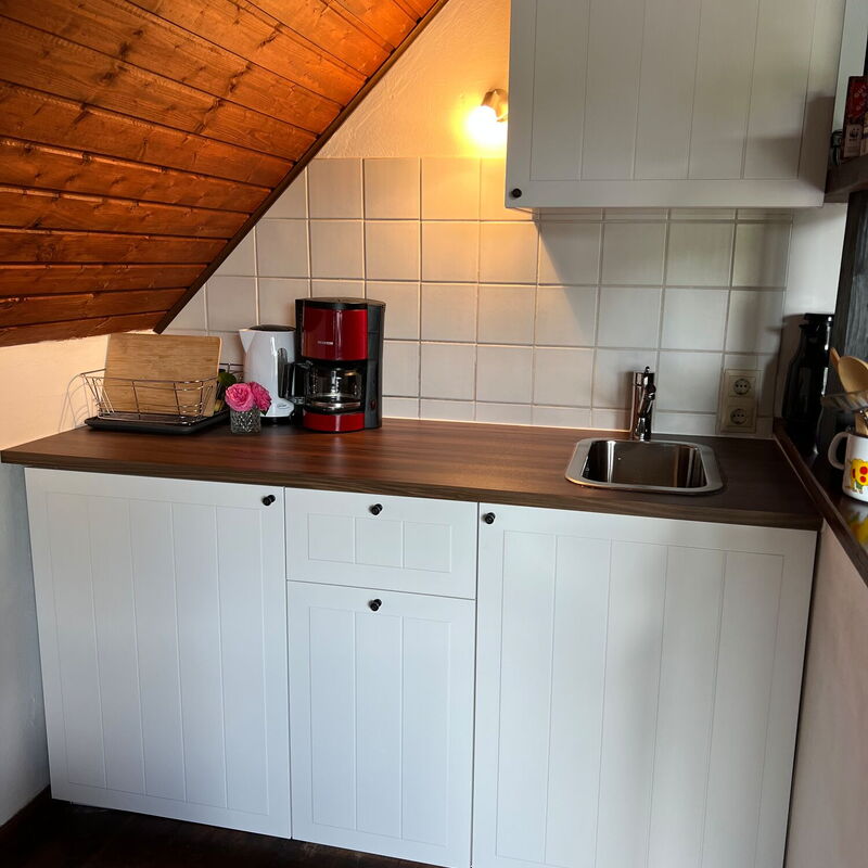 Die Küche der Ferienwohnung Spatzennest auf dem Landgut Pfauenhof in der Eifel