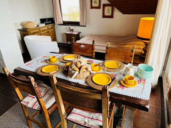 Das Esszimmer der Ferienwohnung Nr. 6 auf dem Landgut Pfauenhof in der Eifel