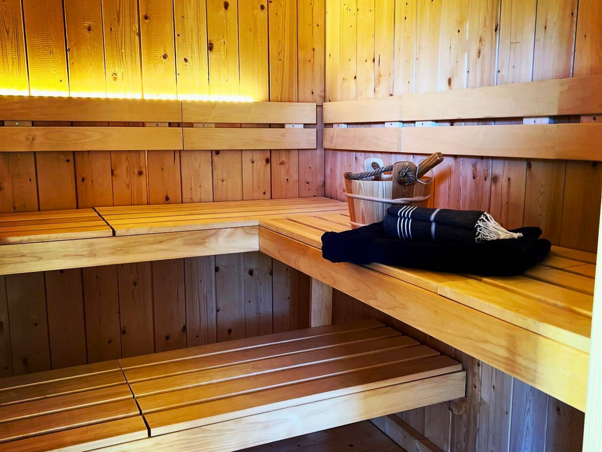 Blick in die Sauna des Private Spa auf dem Landgut Pfauenhof in der Eifel