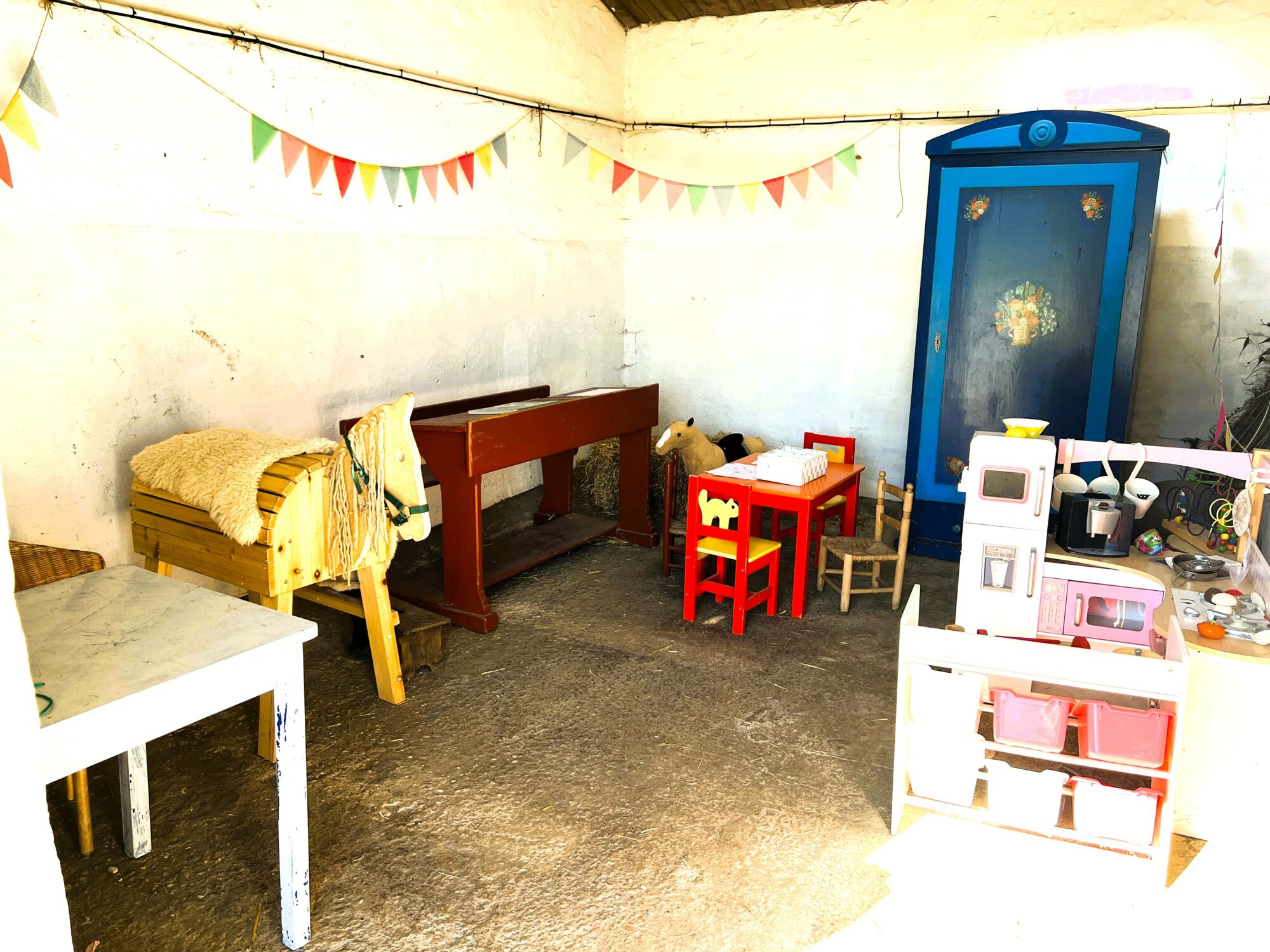 Raum mit Spielsachen für kleine Kinder auf dem Landgut Pfauenhof in der Eifel