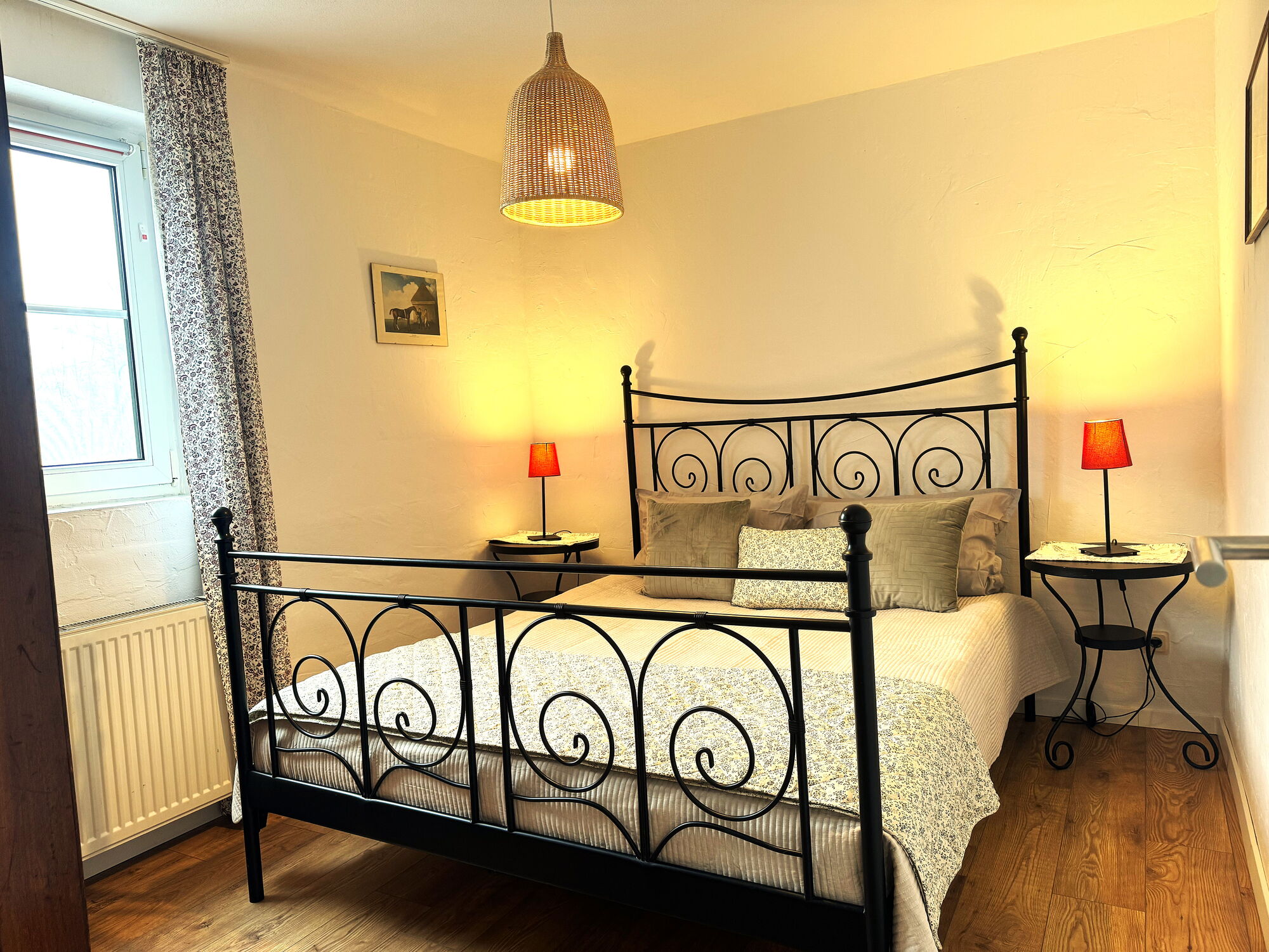 Blick in das Elternschlafzimmer der Ferienwohnung Wildrose auf dem Landgut Pfauenhof in der Eifel