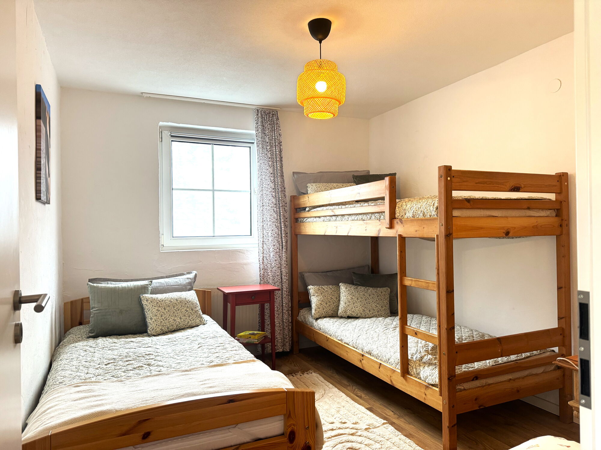 Blick in das Kinderschlafzimmer der Ferienwohnung Wildrose auf dem Landgut Pfauenhof in der Eifel